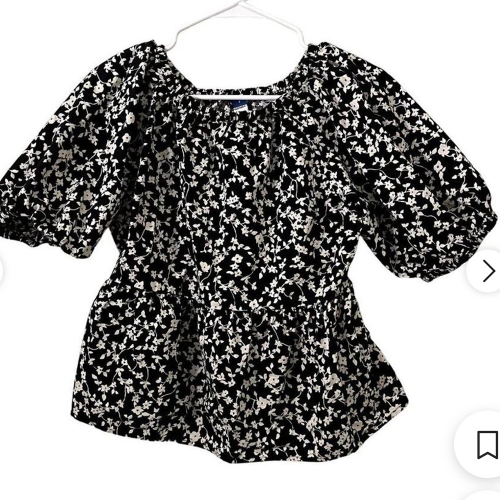 NWT Old Navy Black and White Ruffled Puff Sleeve Blouse Size Large